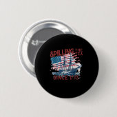 Sonnige 4. Juli Spilling der Tee seit 1773 vier Button (Vorne & Hinten)