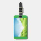 Sonnige grüne Feldlandschaft Gepäckanhänger (Vorderseite vertikal)