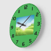 Sonnige grüne Feldlandschaft Große Wanduhr (Winkel)
