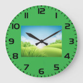 Sonnige grüne Feldlandschaft Große Wanduhr (Vorderseite)
