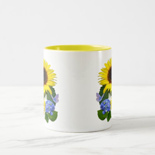 Sonnige Sonnenblumen und blaues Hydrangea Zweifarbige Tasse (Mittel)