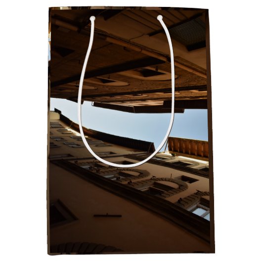 Sonnige Straße Mittlere Geschenktüte (Vorderseite)