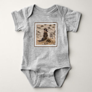 "Sonnige Tage: Baby Meerkat's Beach Adventure" Strampler