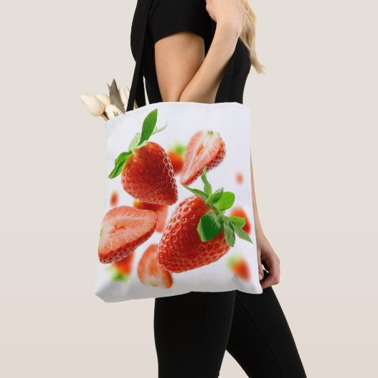 Sonnige Tasche mit Erdbeeren (Von Nahem)