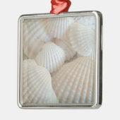 Sonnige weiße Muscheln, exotischer Sommerstrand Ornament Aus Metall (Links)