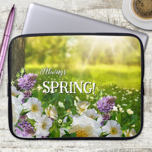 Sonnige Wiese mit Blumen Frühjahrsschläfchen Laptopschutzhülle