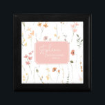 Sonnige Wildblume Hochzeit Pink ID1023 Erinnerungskiste<br><div class="desc">Diese schicke Hochzeitssuite mit ihrer warmen, sonnigen Farbpalette, dem handgeschriebenen Script-Schriftart und den zarten Wildblumen-Arrangements hat einen zeitlosen und raffinierten Look, der Ihre Gäste beeindruckt und dazu beiträgt, Ihren besonderen Tag unvergesslich zu machen. Diese Geschenkboxen für alle Mitglieder der Braut-Hochzeitsfeier, hier auf weiß mit luftigen Wildblumen-Muster und optional rot-rosa Etikett...</div>