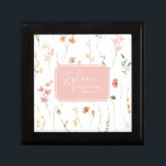 Sonnige Wildblume Hochzeit Pink ID1023 Erinnerungskiste<br><div class="desc">Diese schicke Hochzeitssuite mit ihrer warmen, sonnigen Farbpalette, dem handgeschriebenen Script-Schriftart und den zarten Wildblumen-Arrangements hat einen zeitlosen und raffinierten Look, der Ihre Gäste beeindruckt und dazu beiträgt, Ihren besonderen Tag unvergesslich zu machen. Diese Geschenkboxen für alle Mitglieder der Braut-Hochzeitsfeier, hier auf weiß mit luftigen Wildblumen-Muster und optional rot-rosa Etikett...</div>