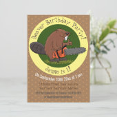 Sonniger Biber mit Kettensäge Cartoon Spaß Einladung (Stehend Vorderseite)