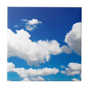 Sonniger blauer Himmel mit weißen Wolken Fliese