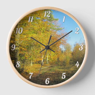 Sonniger Herbstspaziergang - Custom Round Wall Uhr