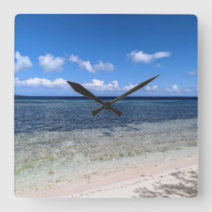 Sonniger indonesischer Strand mit Ozeanblick-Foto Quadratische Wanduhr
