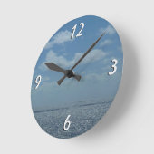 Sonniger karibischer Ozean Runde Wanduhr (Winkel)