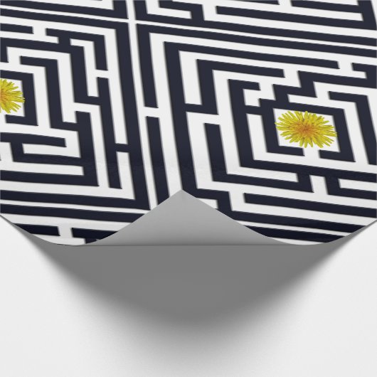 Sonniger Löwenzahn im schwarzen Labyrinth auf Geschenkpapier (Ecke)