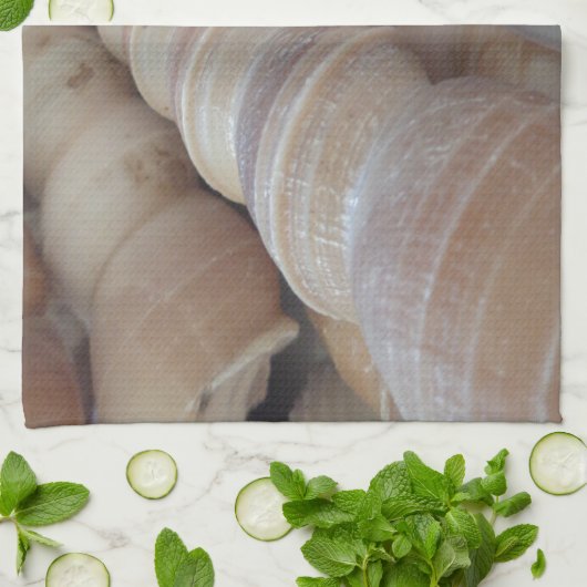 Sonniger Sommer Muscheln. Romantisch, exotisch tro Handtuch (Gefaltet)