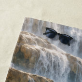 Sonniger Wasserfall-Canyon Strandtuch (Beispiel)