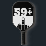 Sonniges 60. Geburtstagsgeschenk, 59 Plus ein Scha Pickleball Schläger<br><div class="desc">Ein 59 Plus Ein Schachbrett Pickleball Paddle würde ein einzigartiges und humorvolles Geschenk für jemanden machen, der 60 Jahre alt wird. Das "59 Plus One"-Design des Paddels spielt im Alter des Geburtstags, mit dem Schachbrettmuster, das ein lustiges und spielerisches Element ergänzt. Pickleball Paddeln sind ein beliebtes Geschenk für Menschen jeden...</div>