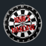 Sonniges Dartboard für Männer mit grungenhafter Ma Dartscheibe<br><div class="desc">Ein sonniges Dart für Männer mit einer grungenhaften Mancave. Schwarzweißplatine mit personalisiertem Text gestört. Coole Geschenkidee für Männer mit Spaß. Vintages Design.</div>