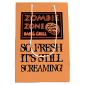 Sonniges Halloween Zombie Food To Go Trick-oder-Le Mittlere Geschenktüte (Rückseite)