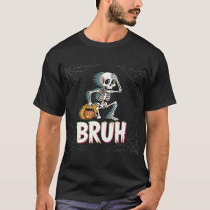 Sonniges Skelett, das mit Kürbiseimer läuft - Bruh T-Shirt