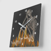 Sonniges Skelett in Flammen Personalisiert Quadratische Wanduhr (Winkel)