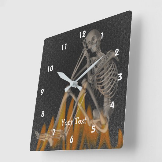 Sonniges Skelett in Flammen Personalisiert Quadratische Wanduhr (Winkel)