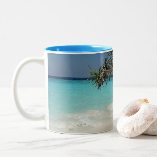 Sonniges tropisches Strandparadies Zweifarbige Tasse (Mit Donut)