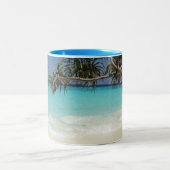 Sonniges tropisches Strandparadies Zweifarbige Tasse (Mittel)