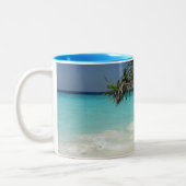 Sonniges tropisches Strandparadies Zweifarbige Tasse (Links)