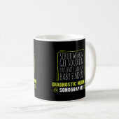 Sonographin Scrub Wearing Ultrasound Tech Geschenk Kaffeetasse (VorderseiteRechts)