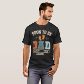 Soon to Be Dad 2026 Loading Baby Announcement for  T-Shirt (Vorne ganz)