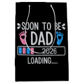 Soon to Be Dad 2026 Loading Pregnancy Announcement Mittlere Geschenktüte (Vorderseite)