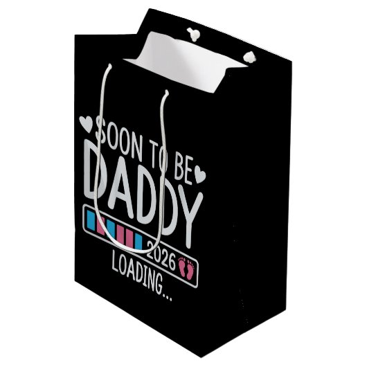 Soon to Be Daddy 2026 Loading Pregnancy Announce Mittlere Geschenktüte (Vorderseite Schrägansicht)