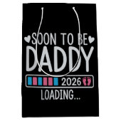 Soon to Be Daddy 2026 Loading Pregnancy Announce Mittlere Geschenktüte (Vorderseite)