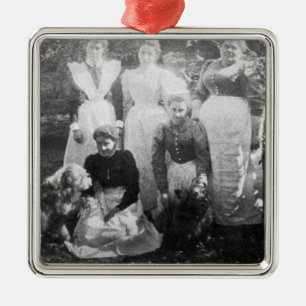 Sophia Farrell und Mädchen, 1899 Ornament Aus Metall