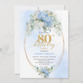 Sophisticated Dusty Blue Floral 80th Birthday Chic Einladung (Vorderseite)