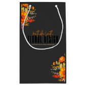Sophisticated Floral Design Black Orange Flowers  Kleine Geschenktüte (Rückseite)