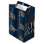 Sophisticated Luxury African Asian Caribbean Mittlere Geschenktüte (Vorderseite Schrägansicht)