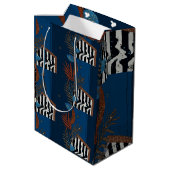 Sophisticated Luxury African Asian Caribbean Mittlere Geschenktüte (Rückseite Schrägansicht)