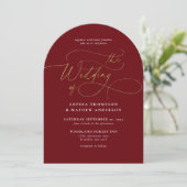 Sophisticated Script Burgunder Gold Bogen Hochzeit Einladung (Stehend Vorderseite)