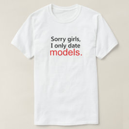 SORGEN SIE MÄDCHEN, ICH DATE NUR MODELLE. T-Shirt