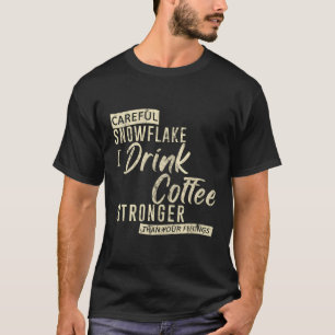 Sorgfältige Schneeflocke trinke ich Kaffee Stärker T-Shirt
