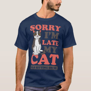 Sorry, ich bin spät Cat sitzen auf mir Design verr T-Shirt