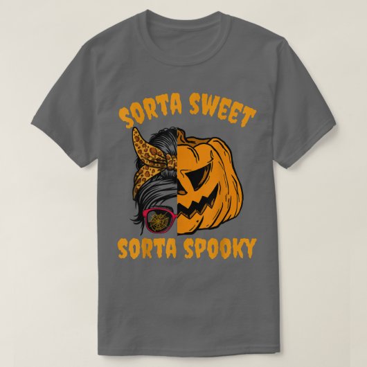 Sorta Sweet Sorta Spooky Pumpkin Messy Bun Hallowe T-Shirt (Design vorne)