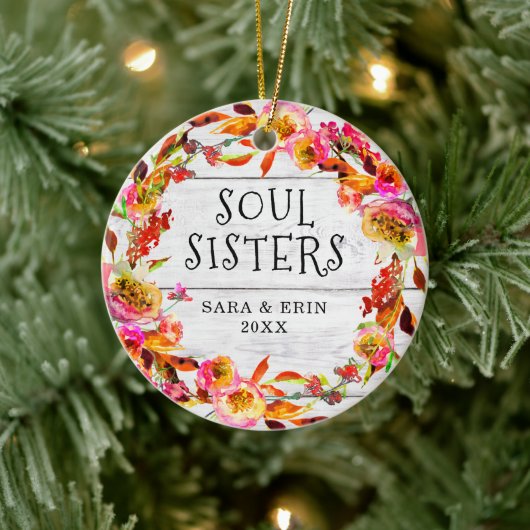 Soul Sisters Personalisierte Blumenkranz-Shiplap Keramik Ornament (Baum)