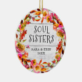Soul Sisters Personalisierte Blumenkranz-Shiplap Keramik Ornament (Rechts)