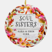 Soul Sisters Personalisierte Blumenkranz-Shiplap Keramik Ornament (Hinten)