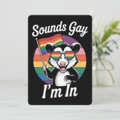 Sounds Gay I'm in Possum Funny LGBTQ Pride Rainbow Einladung (Stehend Vorderseite)