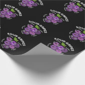 Sour Gripes Funny Obsttraube Pun Dark BG Geschenkpapier (Ecke)