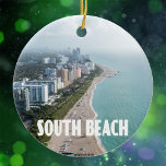 South Beach Miami Florida Foto Keramik Ornament<br><div class="desc">South Beach,  Miami,  Florida Skyline Foto mit Strand und Gebäude in der Innenstadt für einen lustigen Aufenthalt. Der Name South Beach steht ganz unten in einem Art Deko Schriftart.</div>